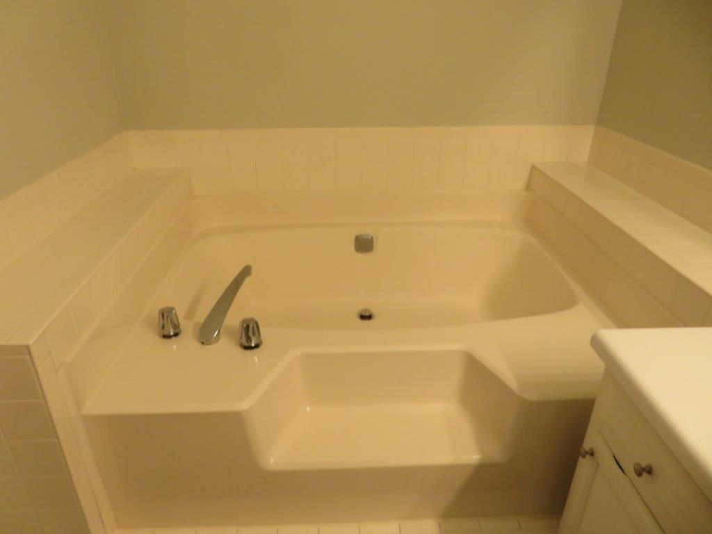 40 Lake Court Stockbridge, GA 30281 - Photo 23 of 24 a bathroom with a bathtub