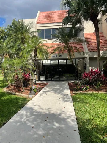 $2,400 | 210 Lakeview Drive, Unit 109, Weston, FL 33326