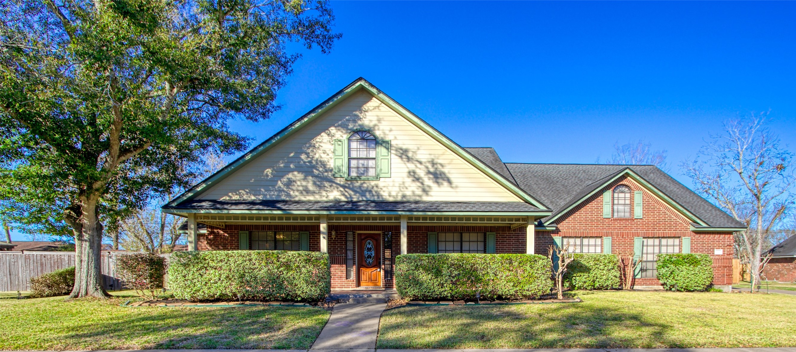 9 North Cay Angleton, TX 77515 - Photo 1 of 30 front view of a house with a yard