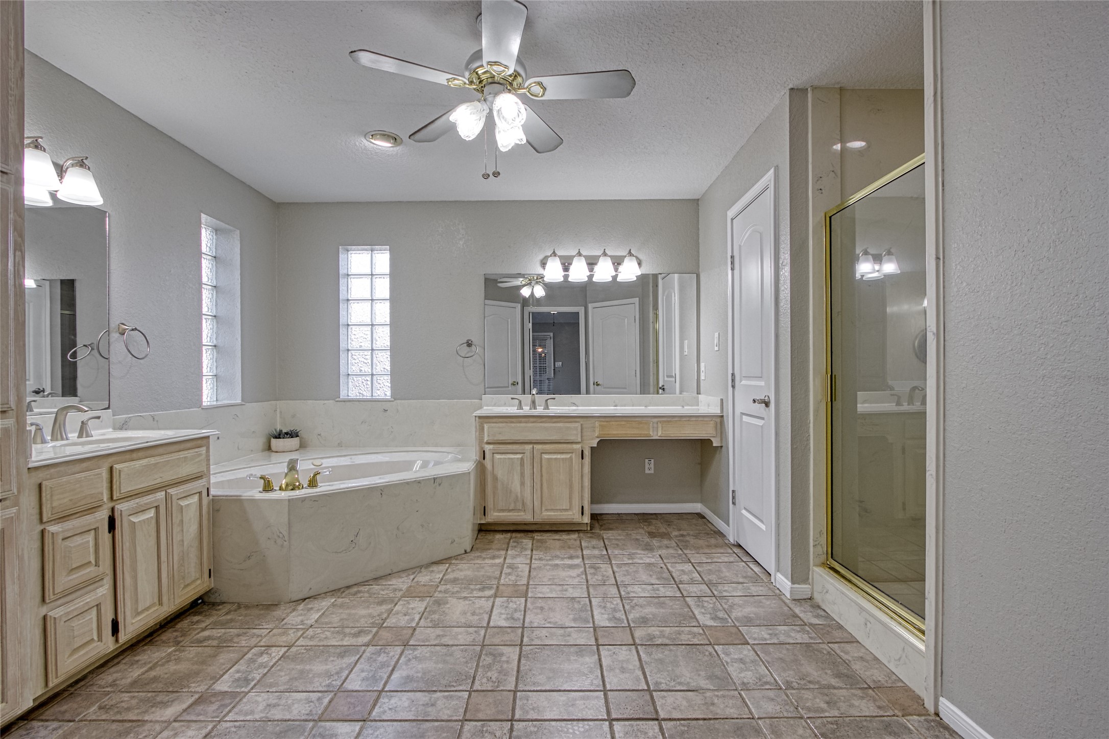 9 North Cay Angleton, TX 77515 - Photo 17 of 30 a large bathroom with a sink a large mirror and a bathtub