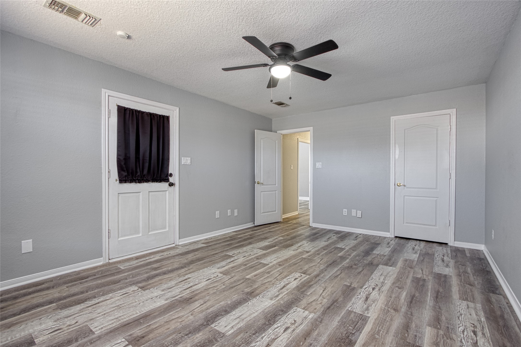 9 North Cay Angleton, TX 77515 - Photo 20 of 30 a view of an empty room with wooden floor and a ceiling fan