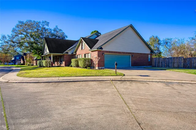$399,000 | 9 North Cay, Angleton, TX 77515
