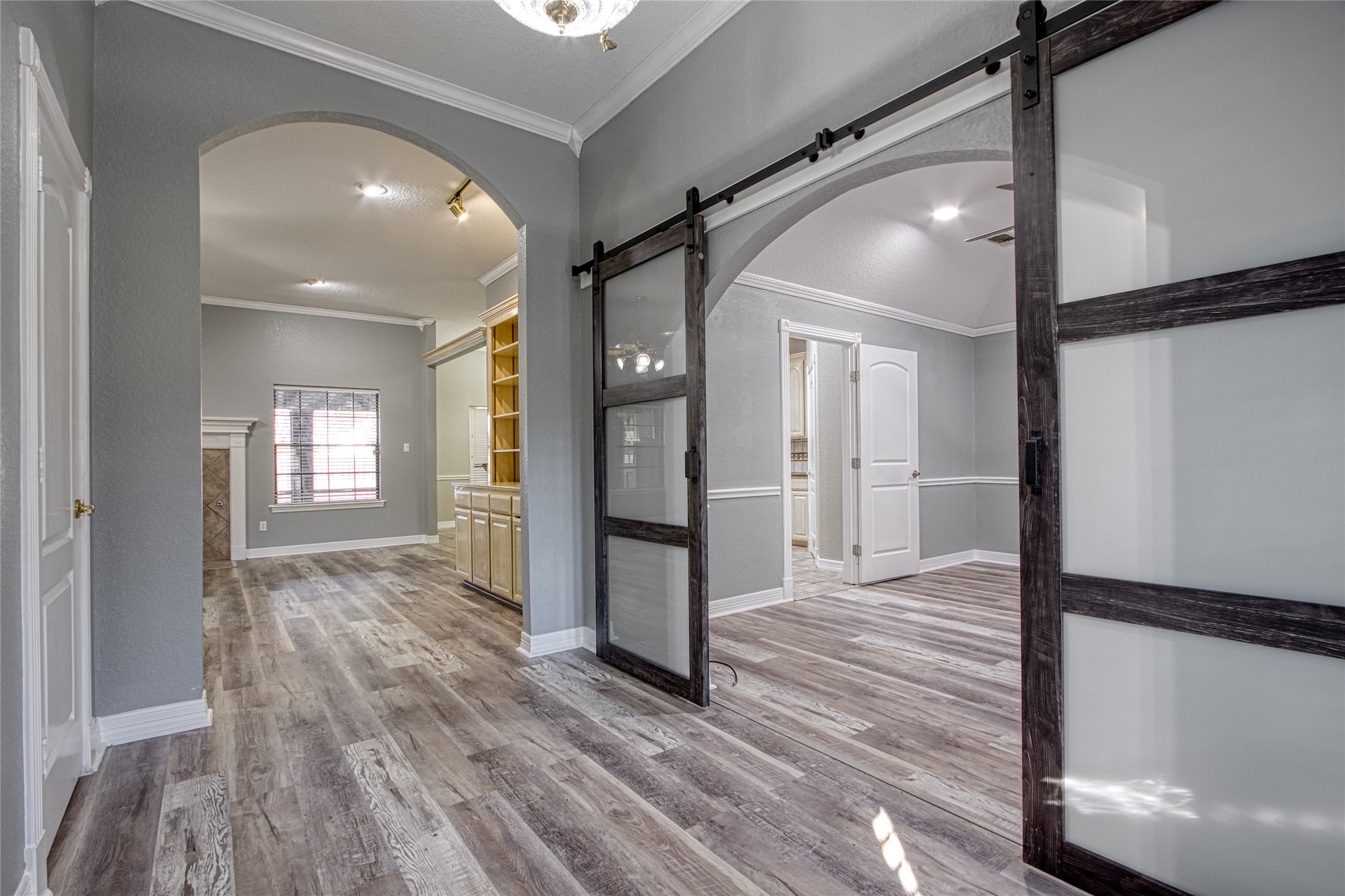 9 North Cay Angleton, TX 77515 - Photo 3 of 30 a view of a hallway with wooden floor and staircase