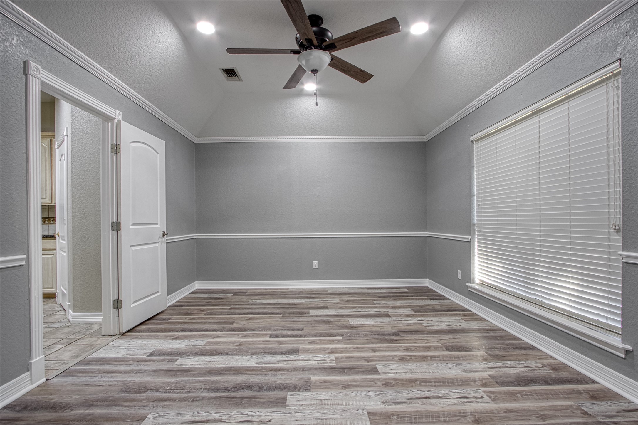 9 North Cay Angleton, TX 77515 - Photo 4 of 30 an empty room with windows and fan
