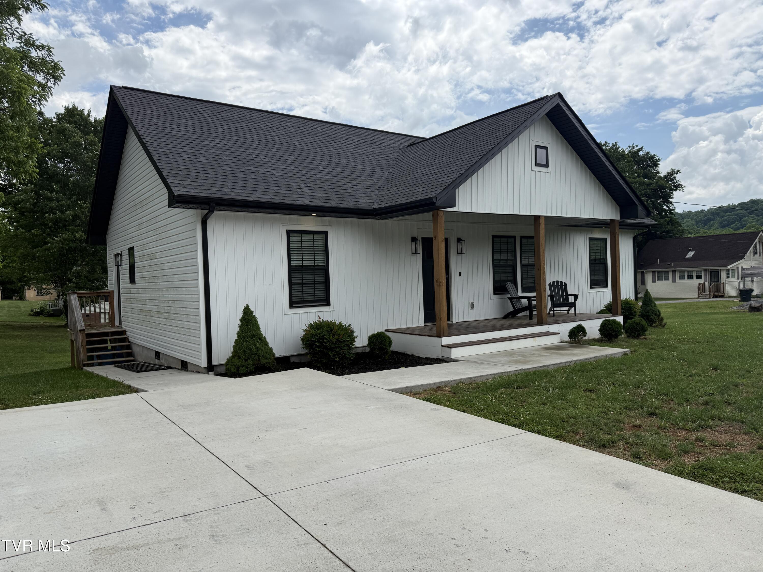 118 Ranger Drive Elizabethton, TN 37643 - Photo 3 of 34 IMG_5697