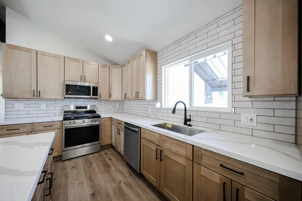 $2,995 | 3001 West Mercer Lane, Phoenix, AZ 85029