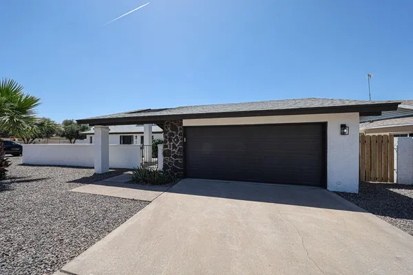 $2,995 | 3001 West Mercer Lane, Phoenix, AZ 85029
