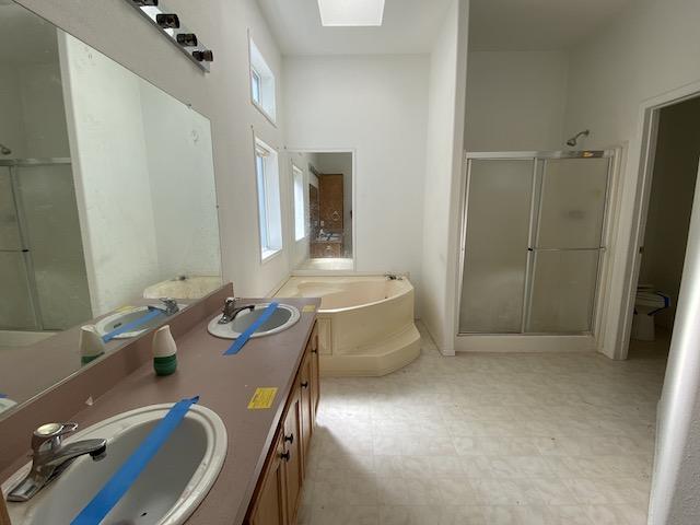 661 Keen Road Grants Pass, OR 97527 - Photo 8 of 28 431-433124 Bathroom Master Angle 1