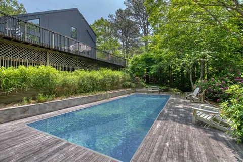 a view of a back yard