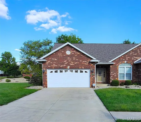 $345,000 | 104 Summit Ridge, Maryville, IL 62062