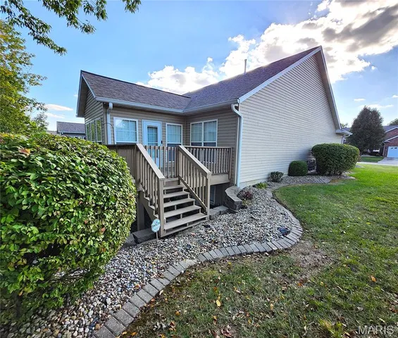 $345,000 | 104 Summit Ridge, Maryville, IL 62062