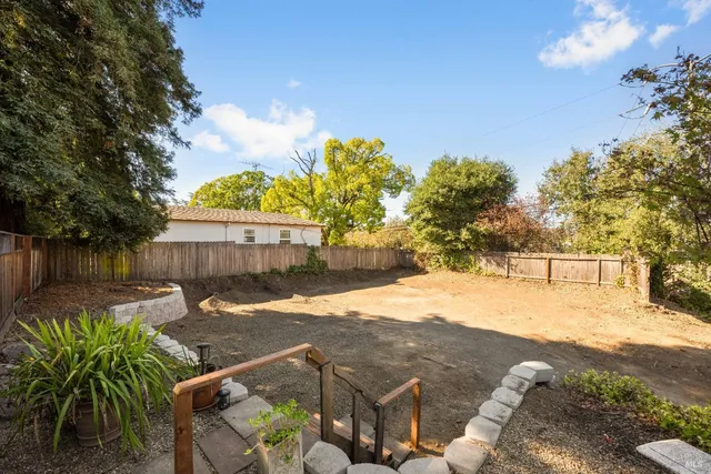 a view of a backyard