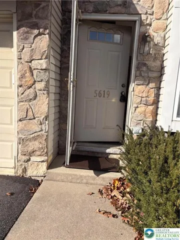 $390,000 | 5619 Stonecroft Lane, Lower Macungie Township, PA 18106