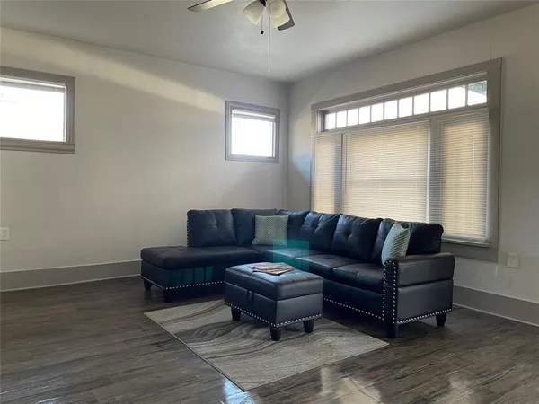 $3,100 | 2722 Travis Avenue, Fort Worth, TX 76110
