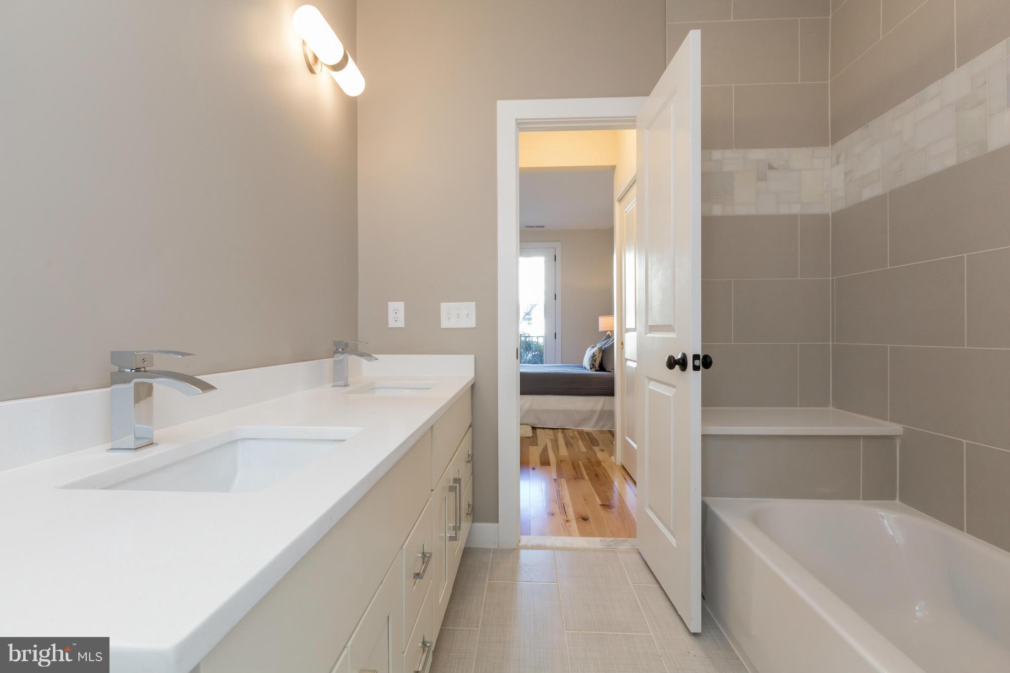 728 Park Road Northwest, Unit 4 Washington, DC 20010 - Photo 8 of 13 Bath (Master)
