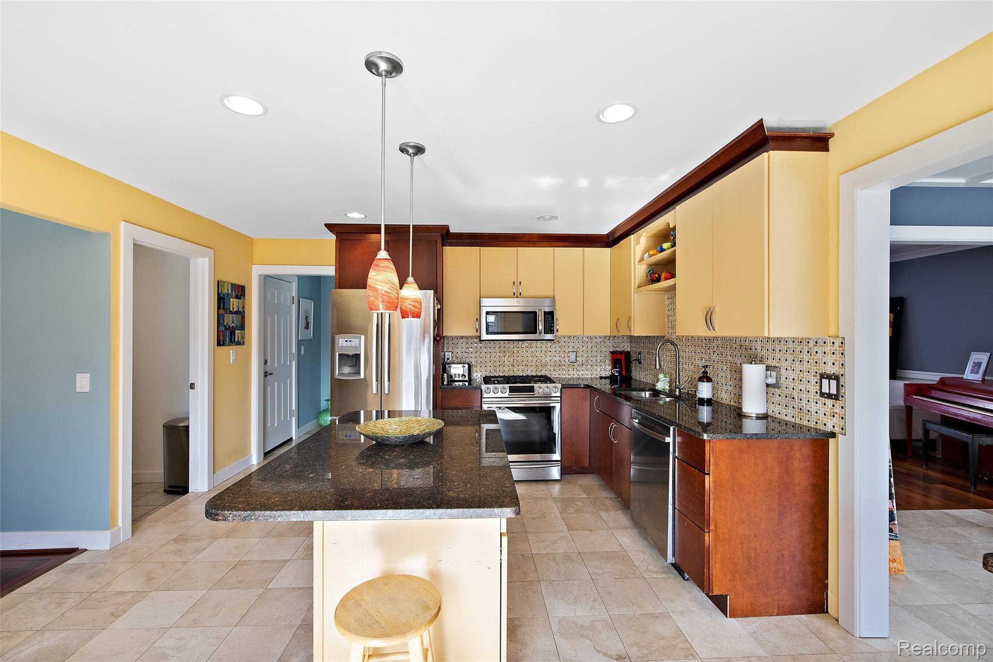 638 Abbey Court Rochester, MI 48307 - Photo 14 of 40 638 Abbey Ct-22.jpg