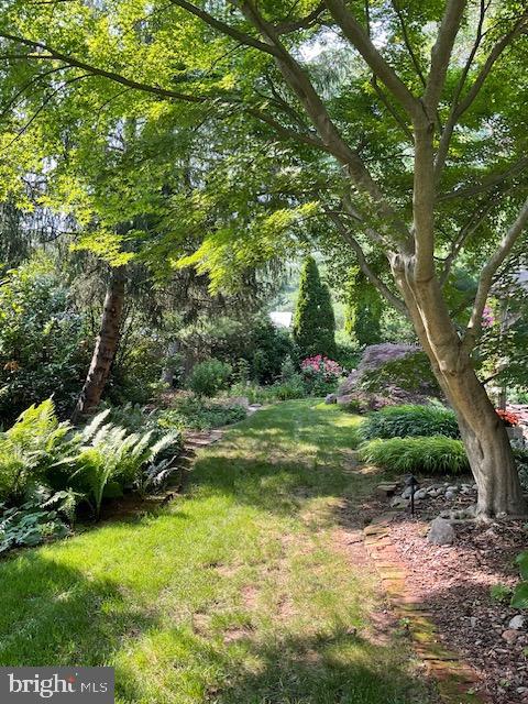 4 Locke Court Ewing, NJ 08628 - Photo 42 of 43 a backyard of a house with lots of green space