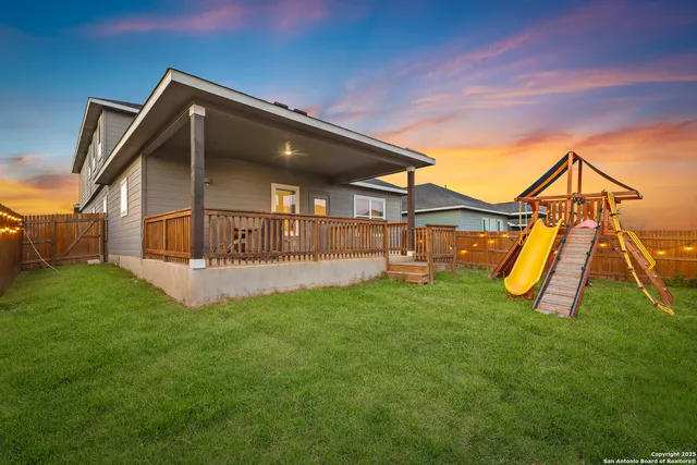 a view of a house with a backyard