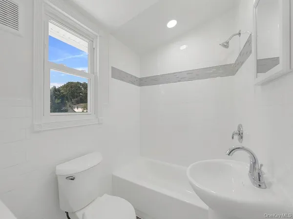 $2,100 | 8 Winthrop Street, Unit 2, Lynbrook, NY 11563