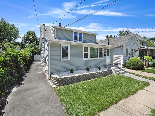 $2,100 | 8 Winthrop Street, Unit 2, Lynbrook, NY 11563