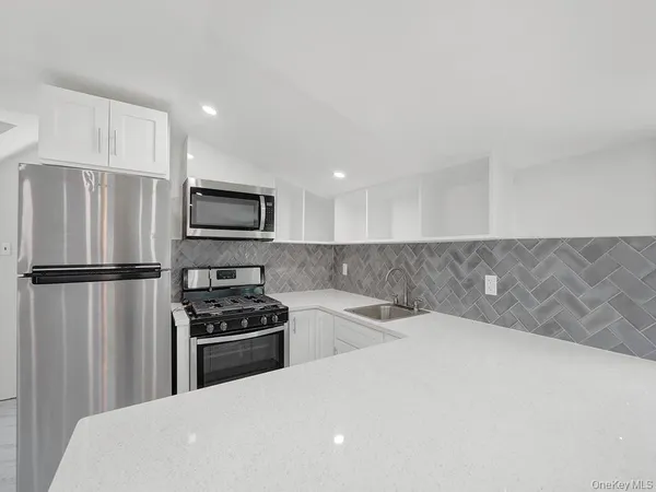 $2,100 | 8 Winthrop Street, Unit 2, Lynbrook, NY 11563