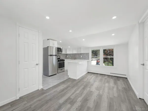 $2,100 | 8 Winthrop Street, Unit 2, Lynbrook, NY 11563