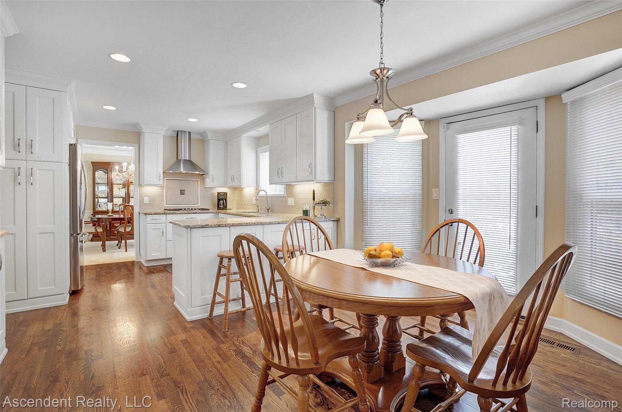 3161 Brandon Court Rochester, MI 48309 - Photo 12 of 35 Breakfast nook with view toward kitchen.
