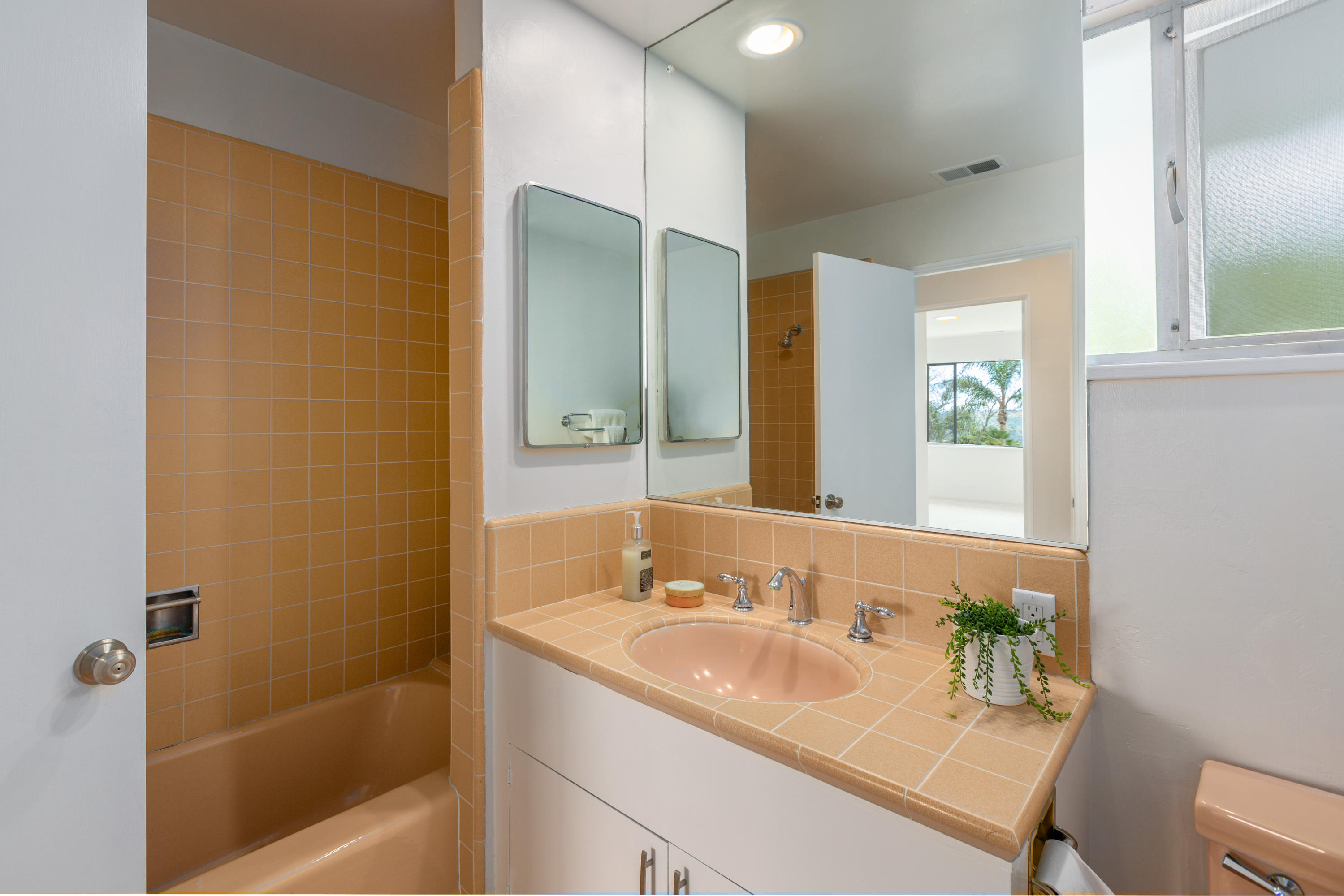 440 Northridge Road Santa Barbara, CA 93105 - Photo 17 of 35 Guest bathroom