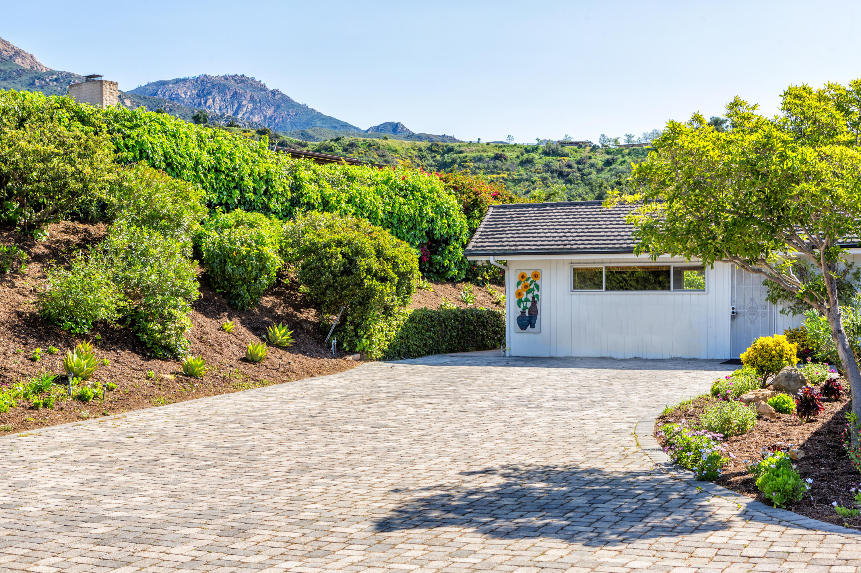 440 Northridge Road Santa Barbara, CA 93105 - Photo 24 of 35 Driveway View