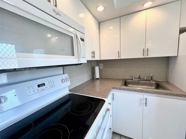 $2,000 | 3030 Marcos Drive, Unit T302, Aventura, FL 33160