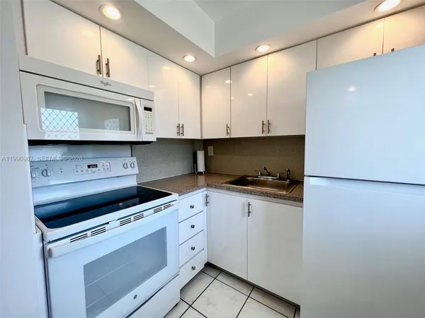 $2,000 | 3030 Marcos Drive, Unit T302, Aventura, FL 33160