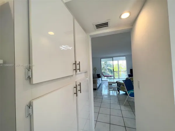 $2,000 | 3030 Marcos Drive, Unit T302, Aventura, FL 33160