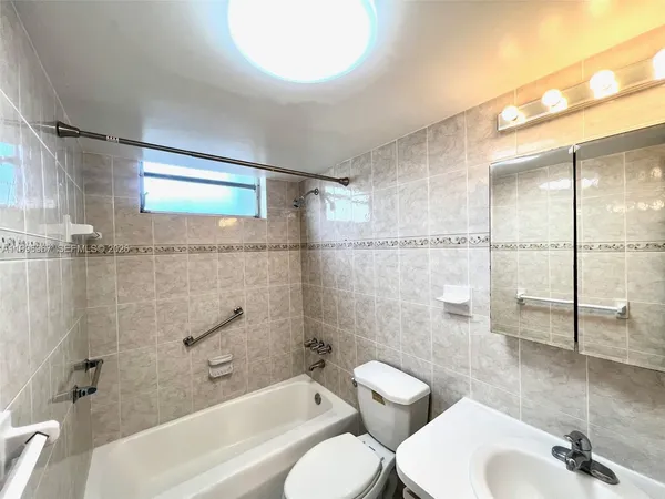 $2,000 | 3030 Marcos Drive, Unit T302, Aventura, FL 33160