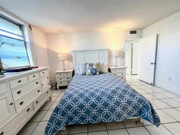 $2,000 | 3030 Marcos Drive, Unit T302, Aventura, FL 33160