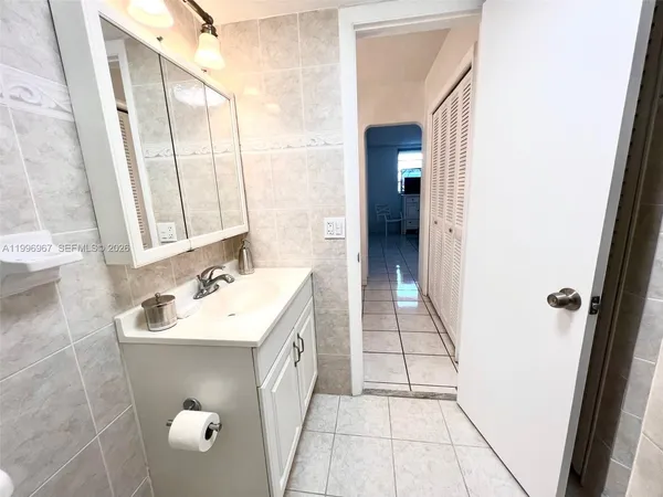 $2,000 | 3030 Marcos Drive, Unit T302, Aventura, FL 33160