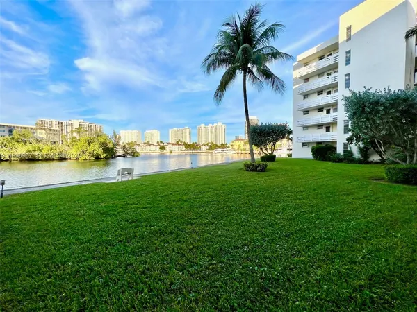 $2,000 | 3030 Marcos Drive, Unit T302, Aventura, FL 33160