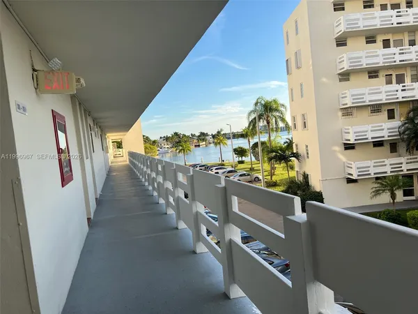 $2,000 | 3030 Marcos Drive, Unit T302, Aventura, FL 33160