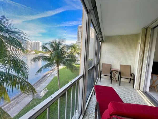 $2,000 | 3030 Marcos Drive, Unit T302, Aventura, FL 33160