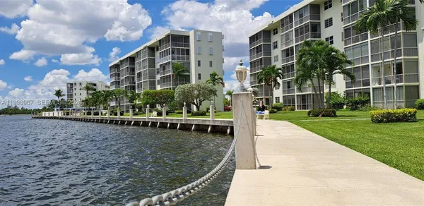 $2,000 | 3030 Marcos Drive, Unit T302, Aventura, FL 33160