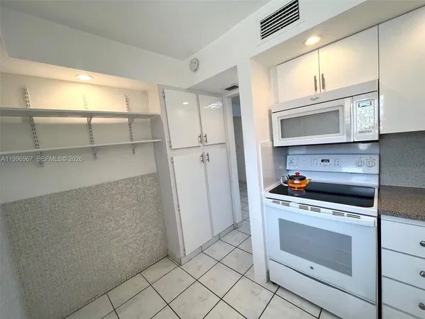 $2,000 | 3030 Marcos Drive, Unit T302, Aventura, FL 33160