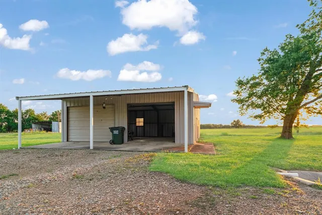 a view of a house with backyard and garden