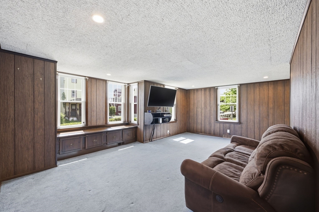 585 Armory Street Springfield, MA 01104 - Photo 5 of 40