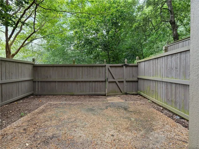 a view of a backyard