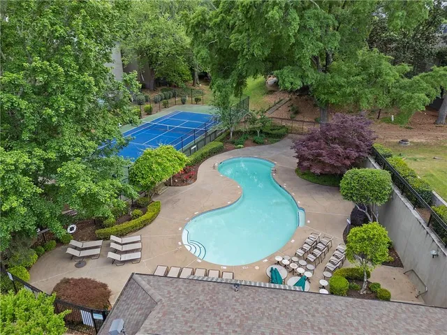 a view of a backyard