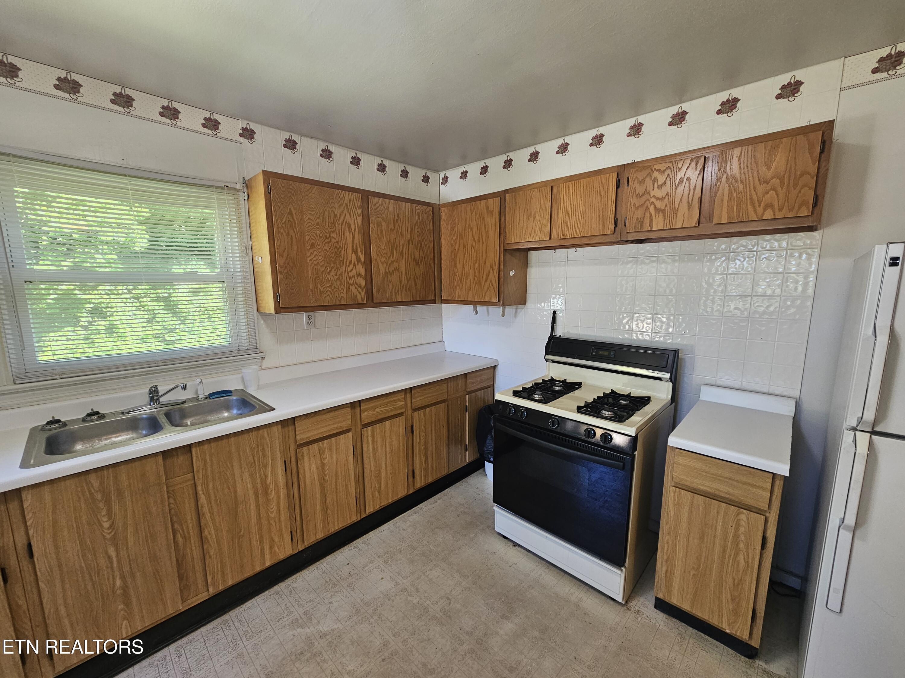 1345 Blockhouse Valley Road Clinton, TN 37716 - Photo 7 of 50 20260603_171125