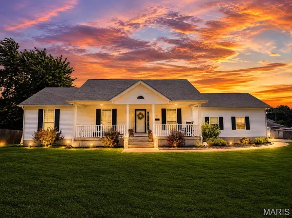 $299,500 | 17 South 14th Street, Bowling Green, MO 63334