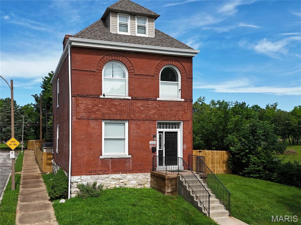 1829 Oregon Avenue St. Louis, MO 63104 - Photo 1 of 41