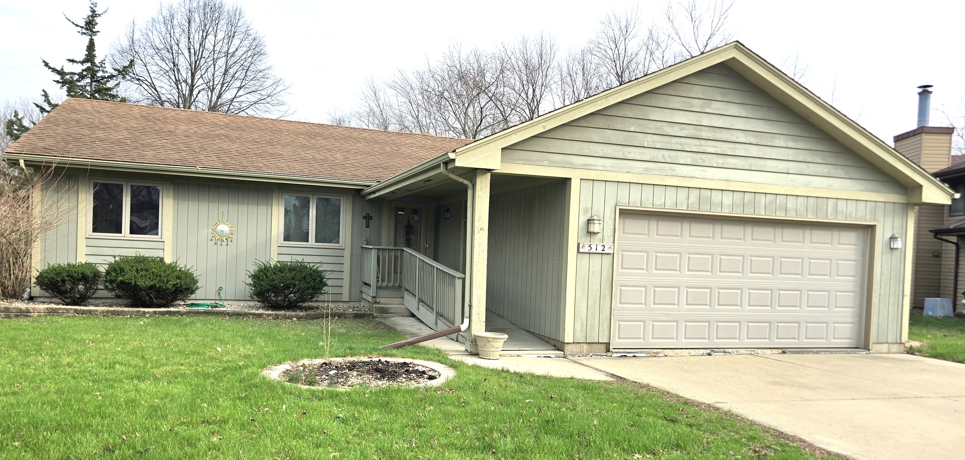 a view of a house with yard and garage