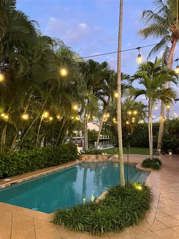 a view of a yard with palm trees