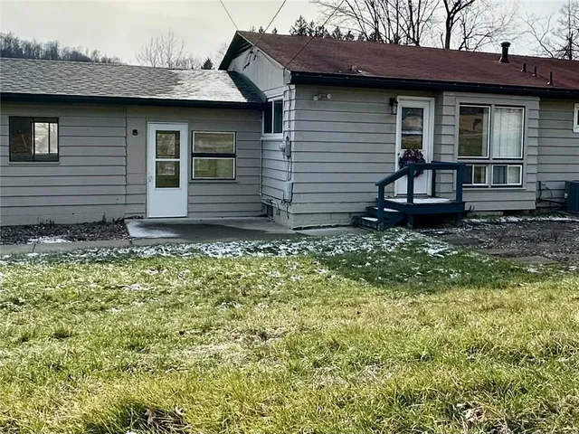 a view of a house with a yard